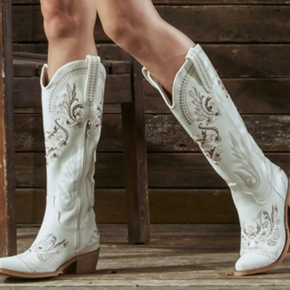 NWTs, Embroidered White cowgirl boots